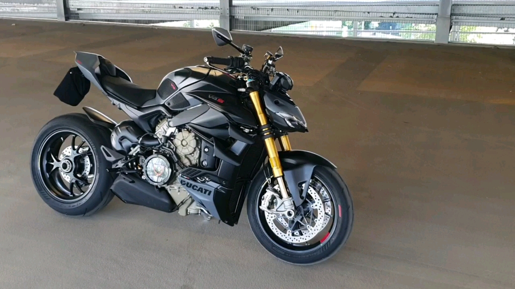 男人梦寐以求的杜卡迪街霸 v4s 展示 真是太帅了!