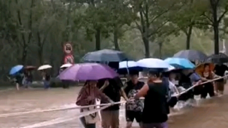 暴雨中显现的郑大力量!郑州大学帮助同学们在大雨中前行,水漫郑州,温暖却处处存在.哔哩哔哩bilibili