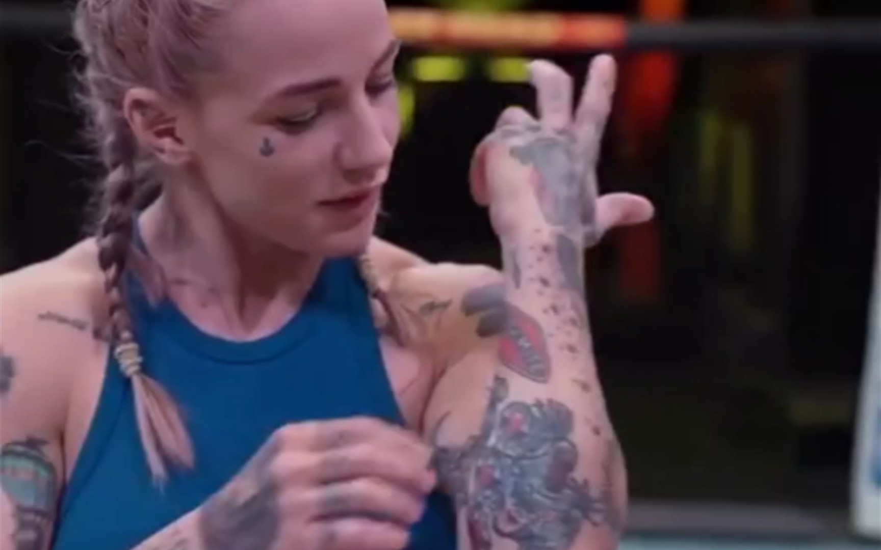 ufc"小丑女"克拉克介绍自己的纹身她把自己养的猫狗都纹到了身上