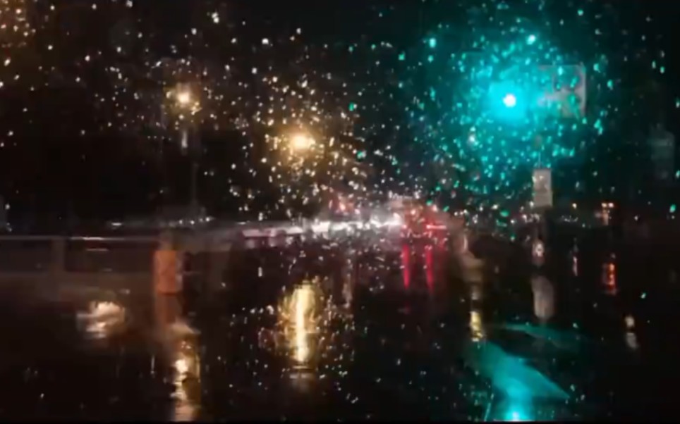 [图]雨夜行驶‖春雨落在车窗上