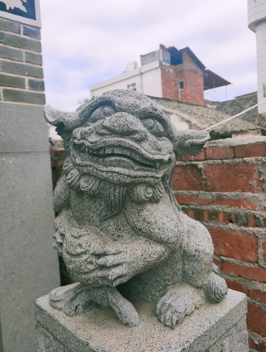 庄严与可爱祠堂门口的石狮子