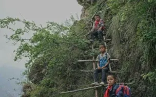 Video herunterladen: 四川悬崖村~上学需顺着悬崖断续攀爬17条梯