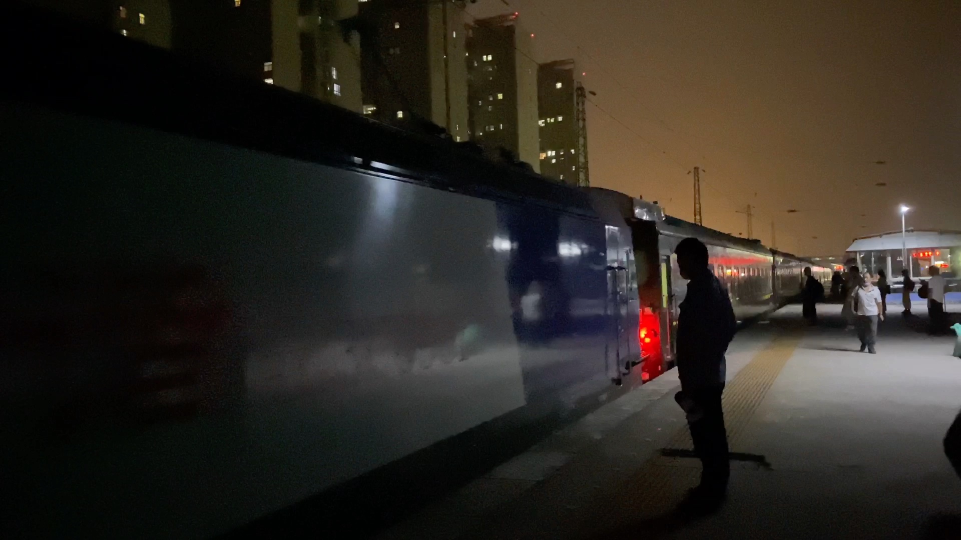 实拍夜间绿皮火车进站,镜头记录了全过程!