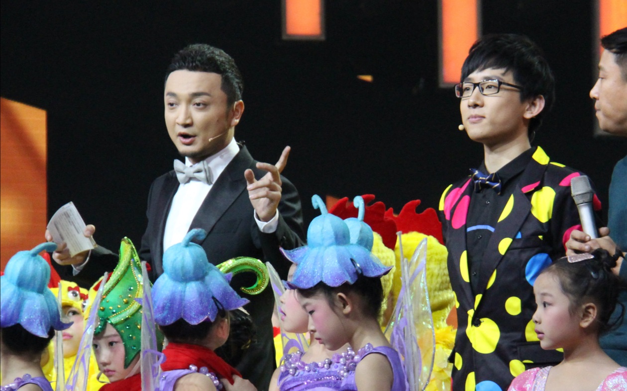 【d梦自由行】直通春晚魔术师薛骅祝你新年快乐(教你变个小魔术)_哔哩