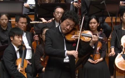 吕思清《查尔达值舞曲》,开头少见地加了个琶音的引子