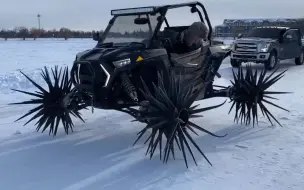 Скачать видео: 像海胆的越野车，轮子上插满了尖刀，应该没人敢超它车