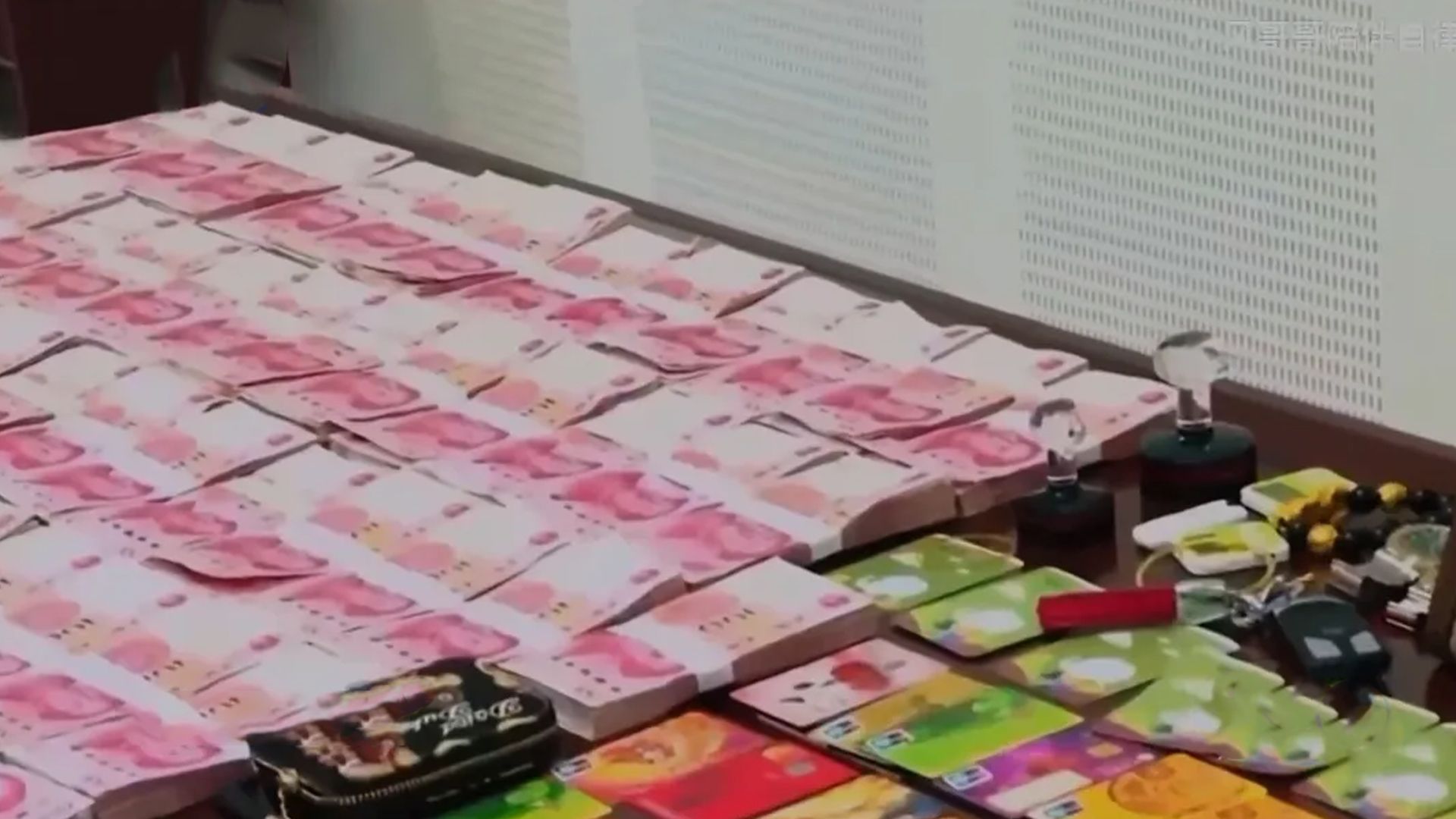 为防家中巨额现金发霉，缅北电诈头目常在房顶和院子里晒钱