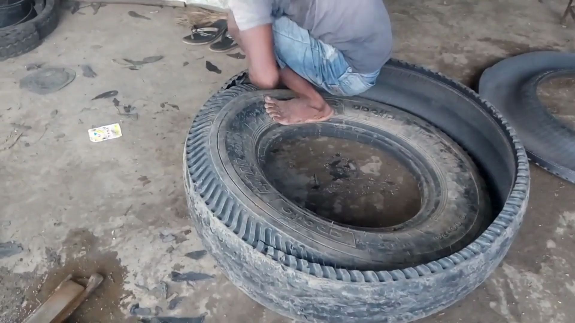 报废轮胎割皮,大爷这刀工不错!