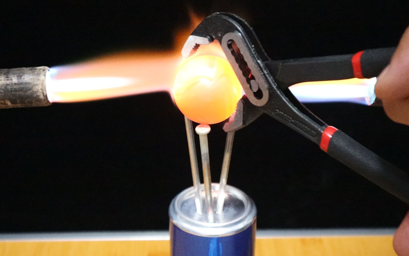 实验:1000度发光铁球vs牙膏,qq糖