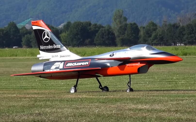 老外暴飞奔驰涂装的歼10战斗机遥控飞机模型