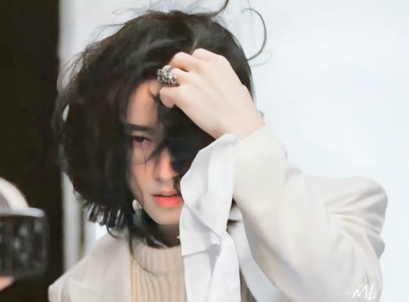 全球音乐榜双榜冠军96张哲瀚最新绝美写真!高级感!故事感!惊为天人!