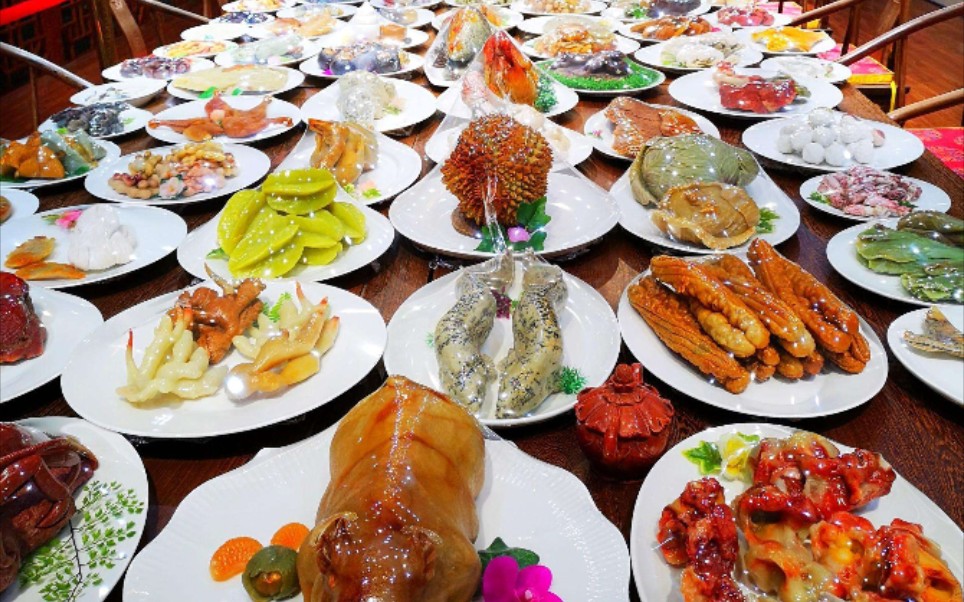 金樽清酒斗十千玉盘珍羞直万钱