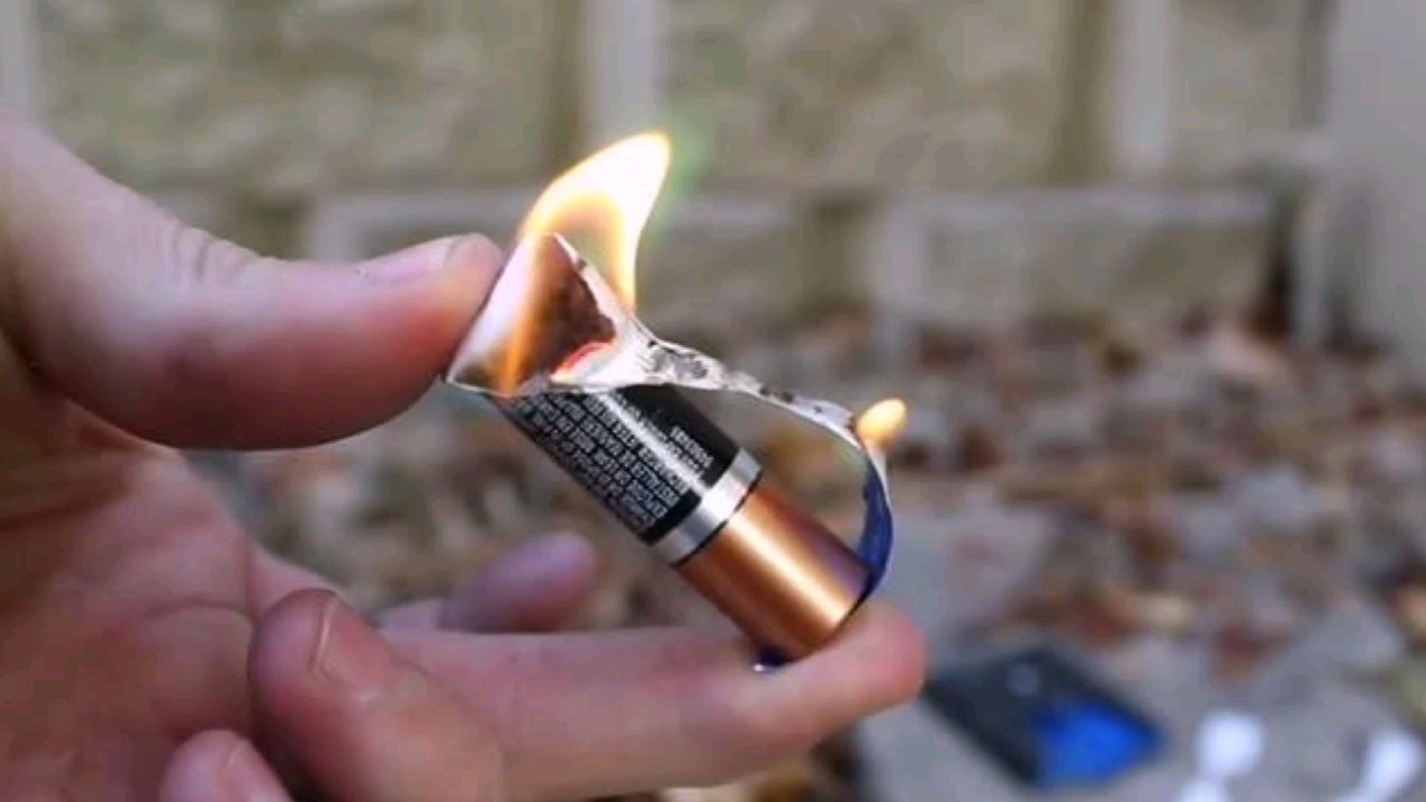 挑战用电池和口香糖纸开取火,结果屌炸了!_哔哩哔哩_bilibili