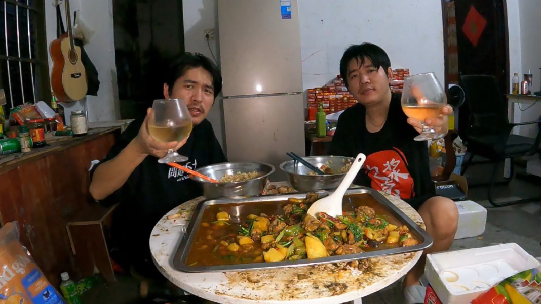 两兄弟不上班在出租屋躺平,20块钱不到就可以做一大锅黄焖鸡,太爽啦