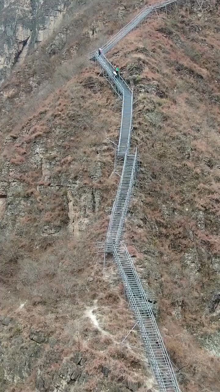 四川大凉山悬崖村天梯图片