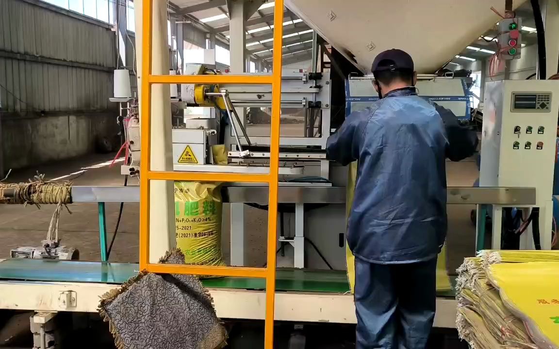 有机肥饲料肥料生物质颗粒自动牵引缝包定量包装秤打包秤