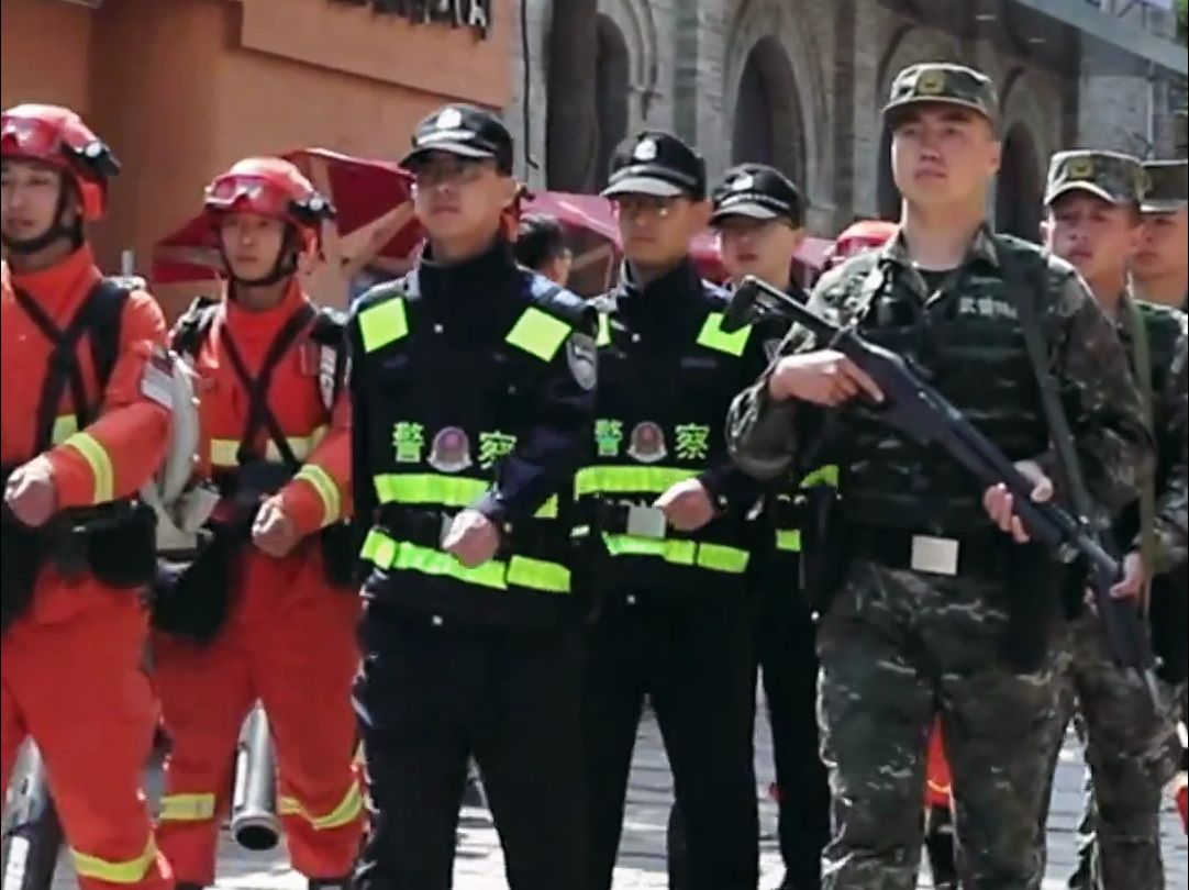 真帅啊!武警联勤消防、民警联合巡逻执勤哔哩哔哩bilibili