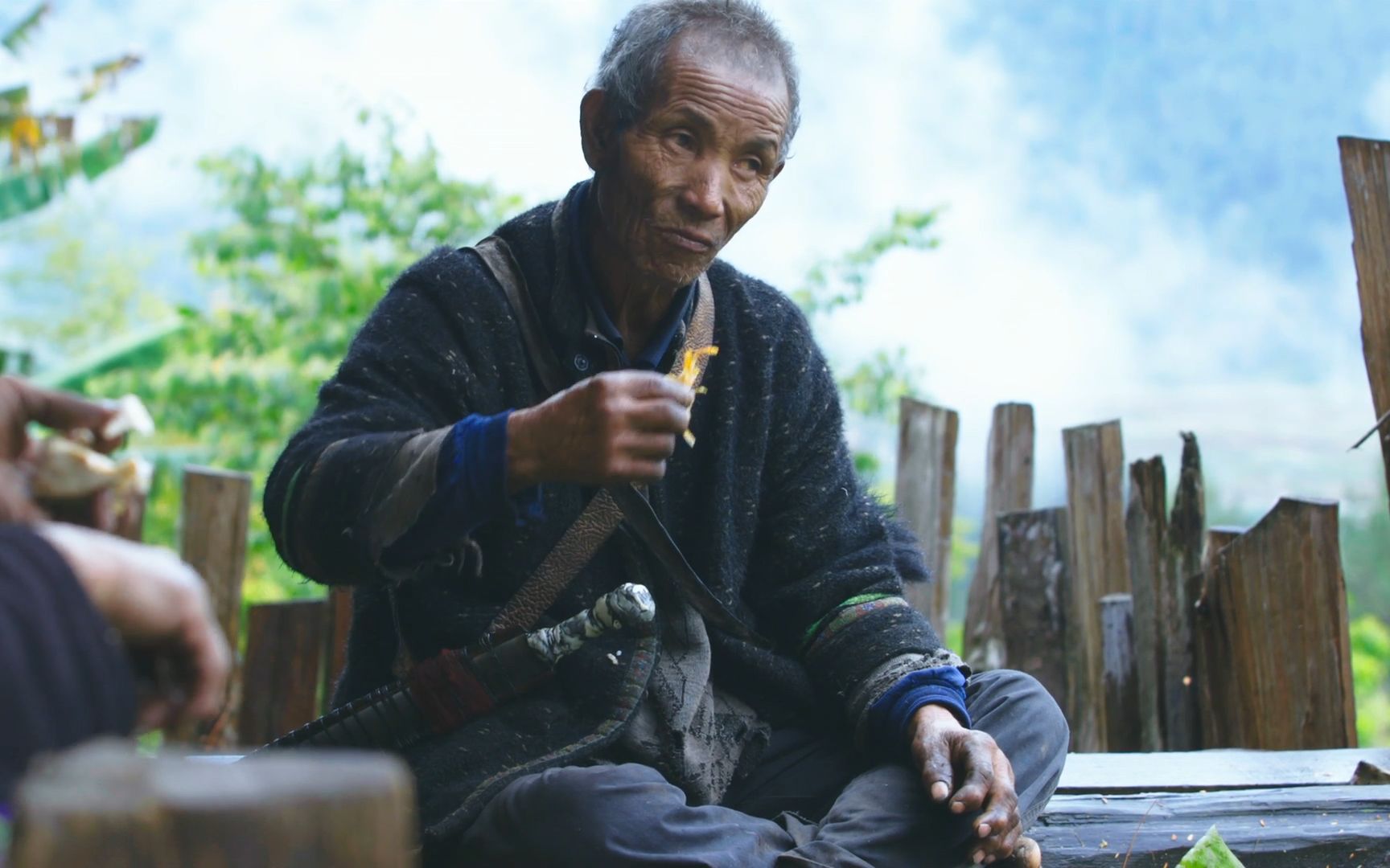 老人一生狩猎八十头熊,晚年常年住山顶,等失踪的儿子回家