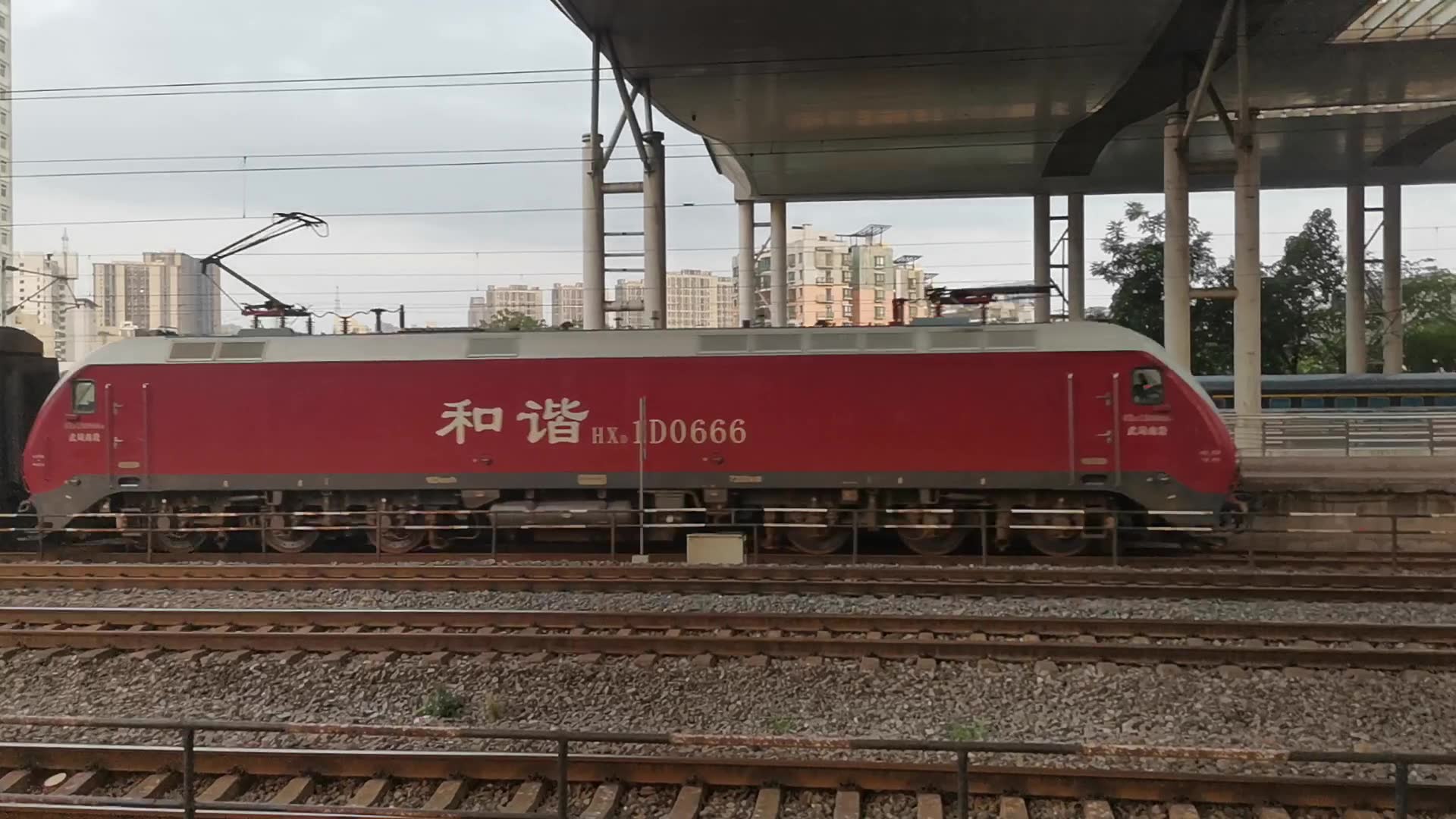 武局通勤车hxd1d0666牵引通勤车鸣笛进武昌站