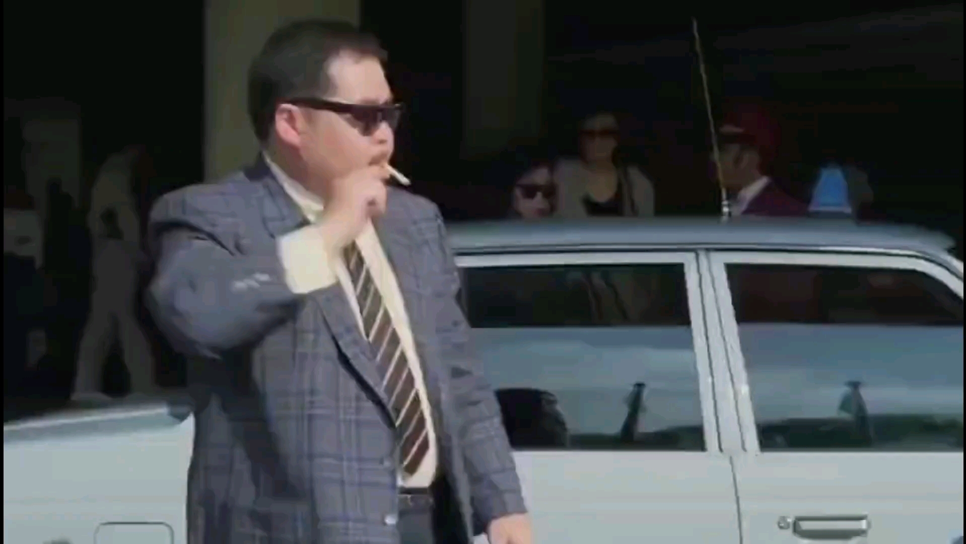 肥波点烟动作,街头甩手舞,你敢尝试吗?司机:这人有病吧?