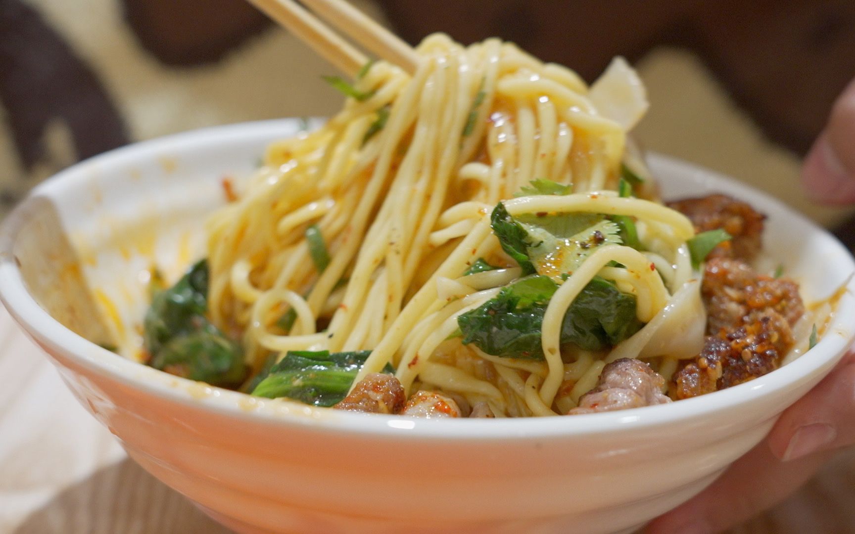 新疆美食黄面凉皮两掺有多好吃?10块/份,再加上烤肉才是绝配