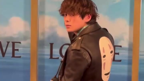 夏木麻里 千与千寻 这是一款用汤婆婆衬衫拍摄的超有型日本 千与千寻 流行服饰的照片呼叫 哔哩哔哩 Bilibili