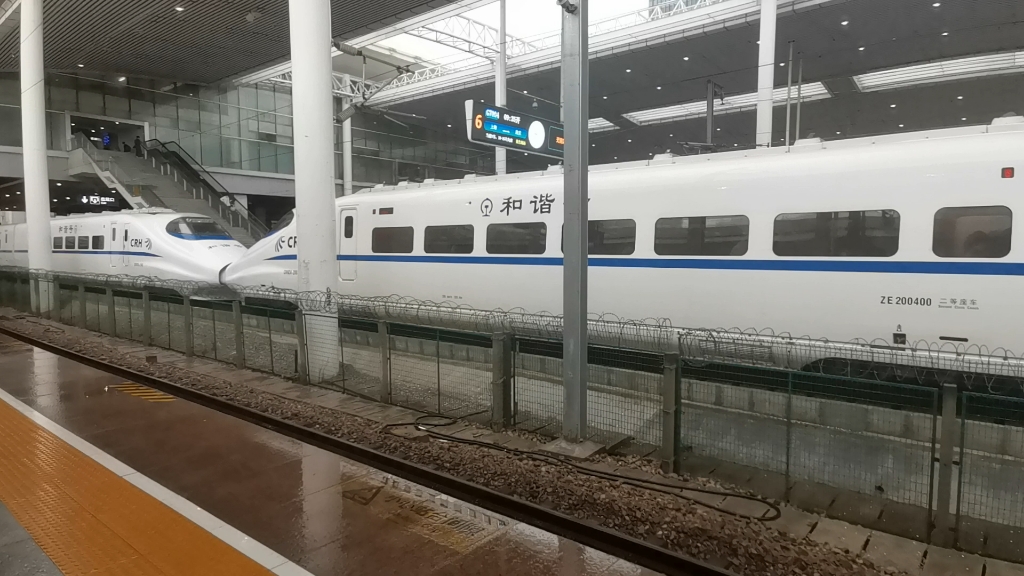 k781次列车无锡站进站