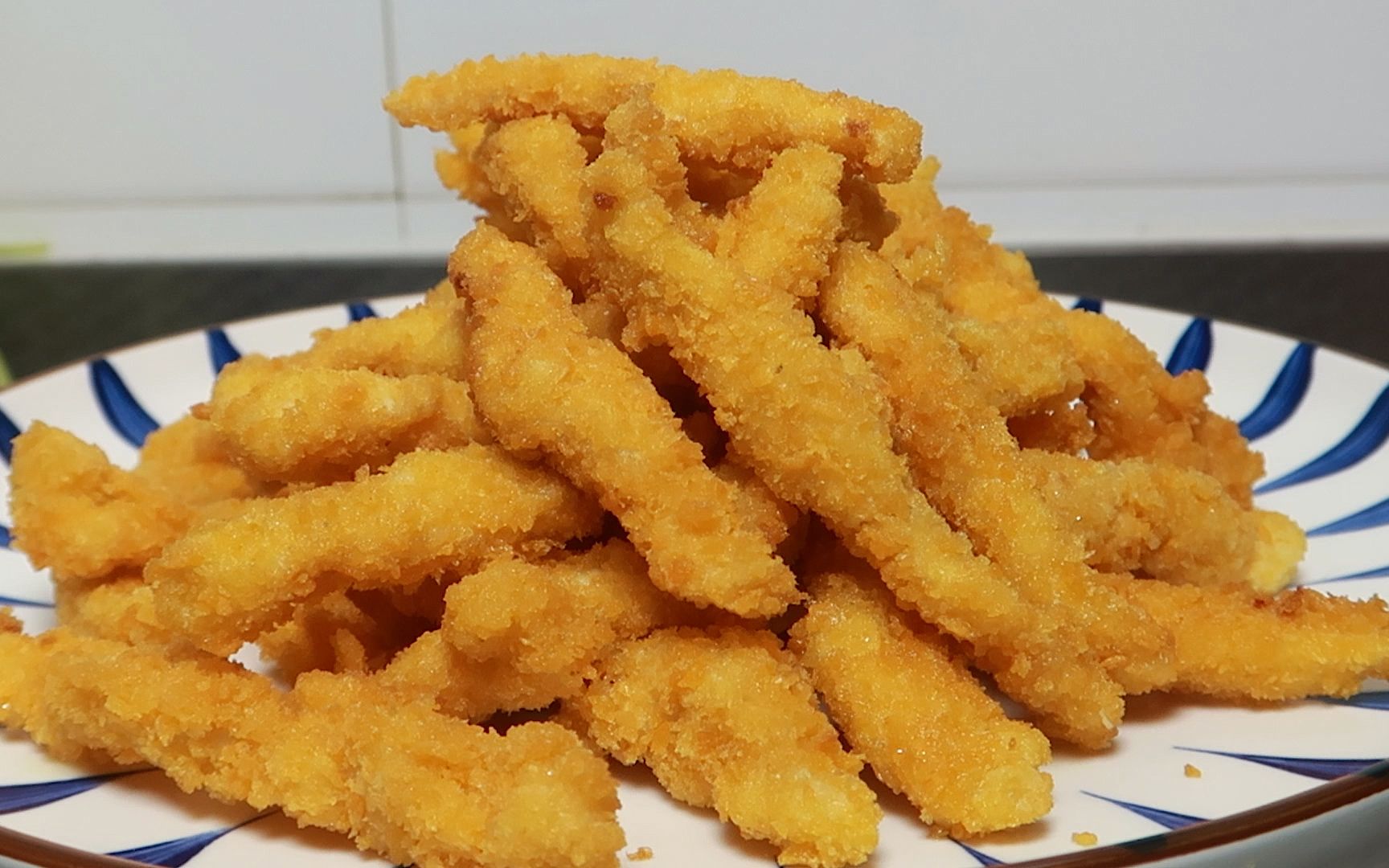 爱吃鸡柳一定要收藏,5块钱鸡柳做出一大盘,金黄酥脆,学会再也不去饭店