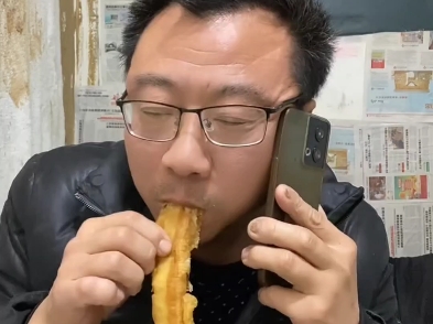 孙校长吃着油条致电ks官方,让看直播不刷礼物的封号,特别有食欲