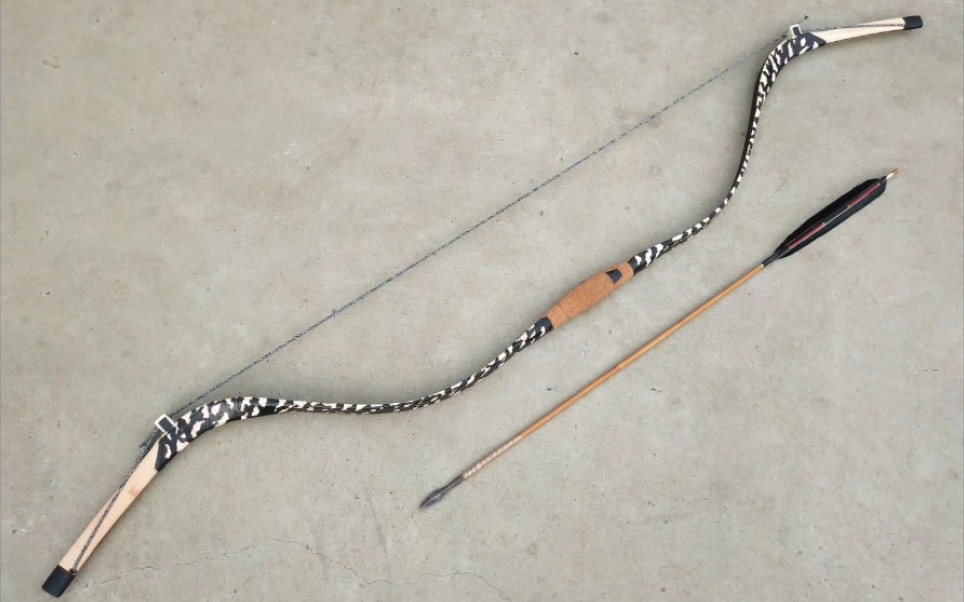 染色桦皮玻片清弓一张,弓圈旧称"葡萄面",清中前期主流装饰风格.