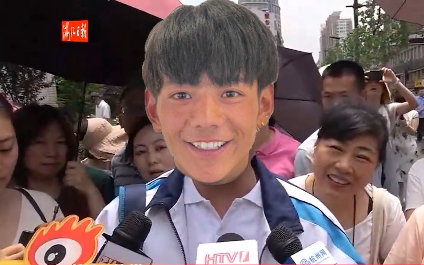 采访第一个走出考场的丁真同学