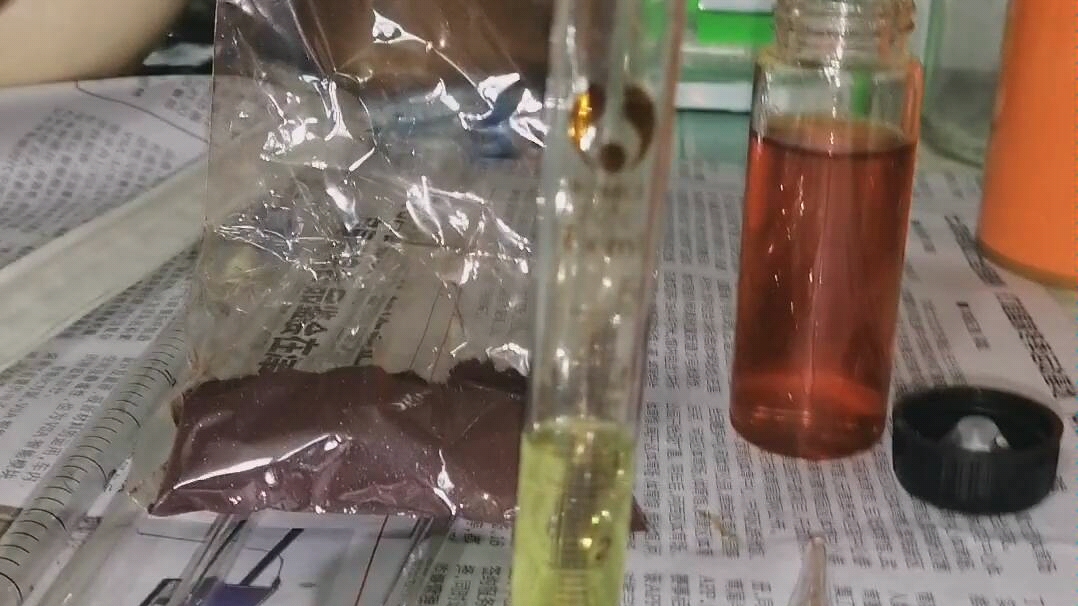 3体积比制作出来的王水(后期颜色越来越深变为红色),我猜测是硝酸分解