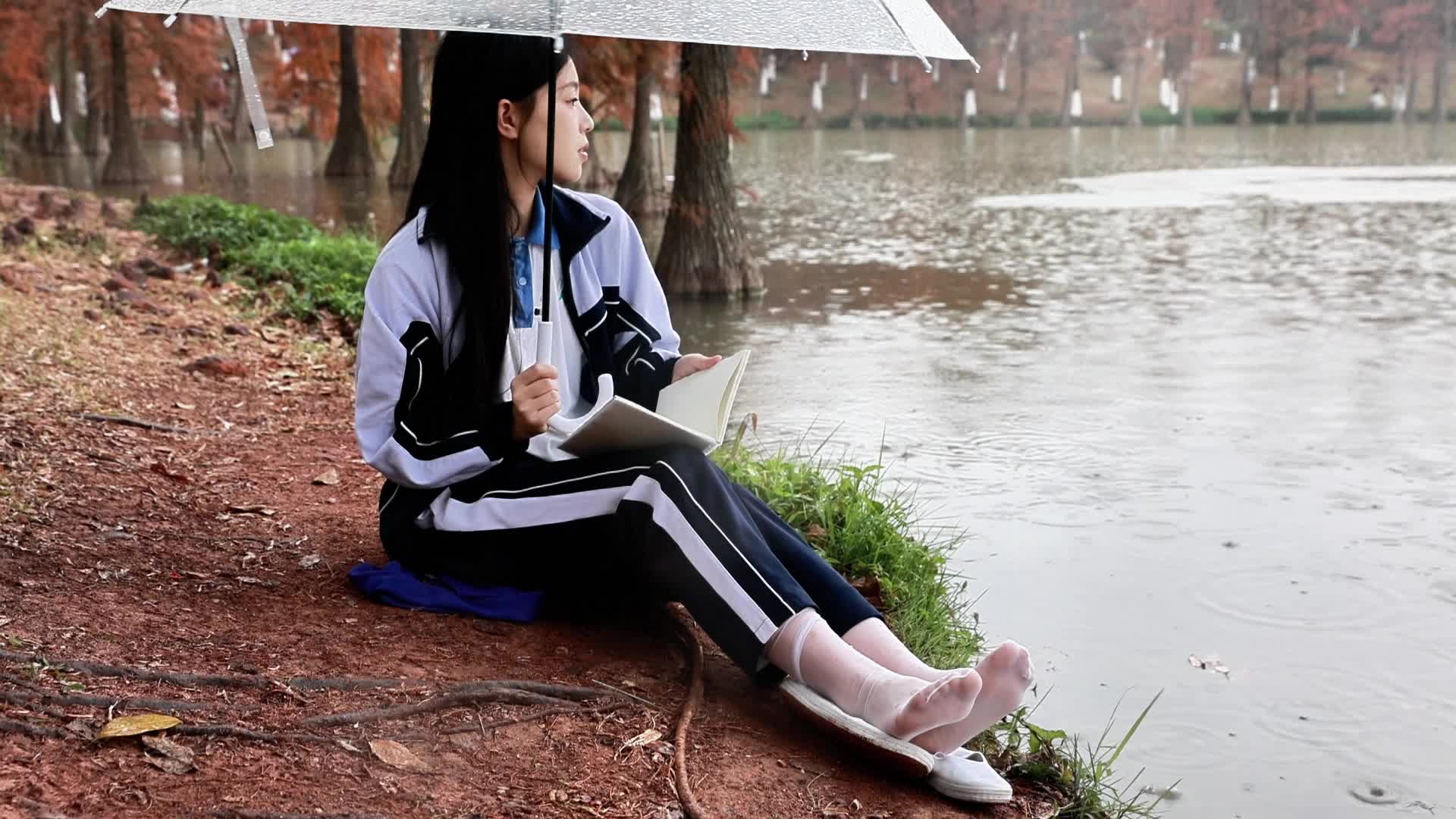 袜子全都打湿了,下雨天创作