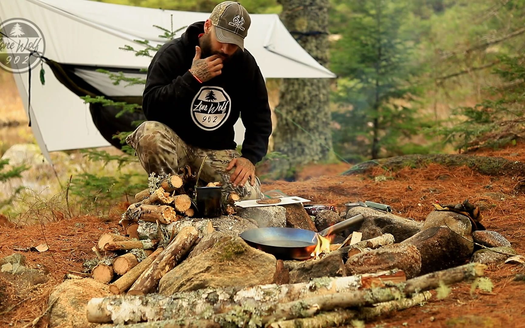 在加拿大偏远地区吊床露营,户外烹饪
