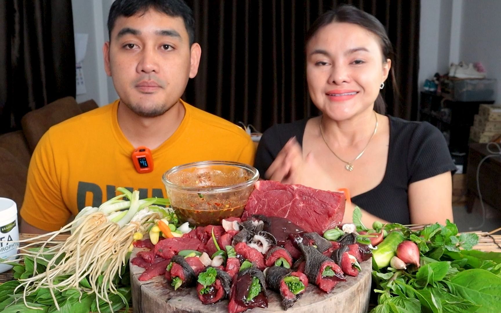 塔米和老公吃生牛三件套香菜卷蘸泰式苦胆汁辣椒酱