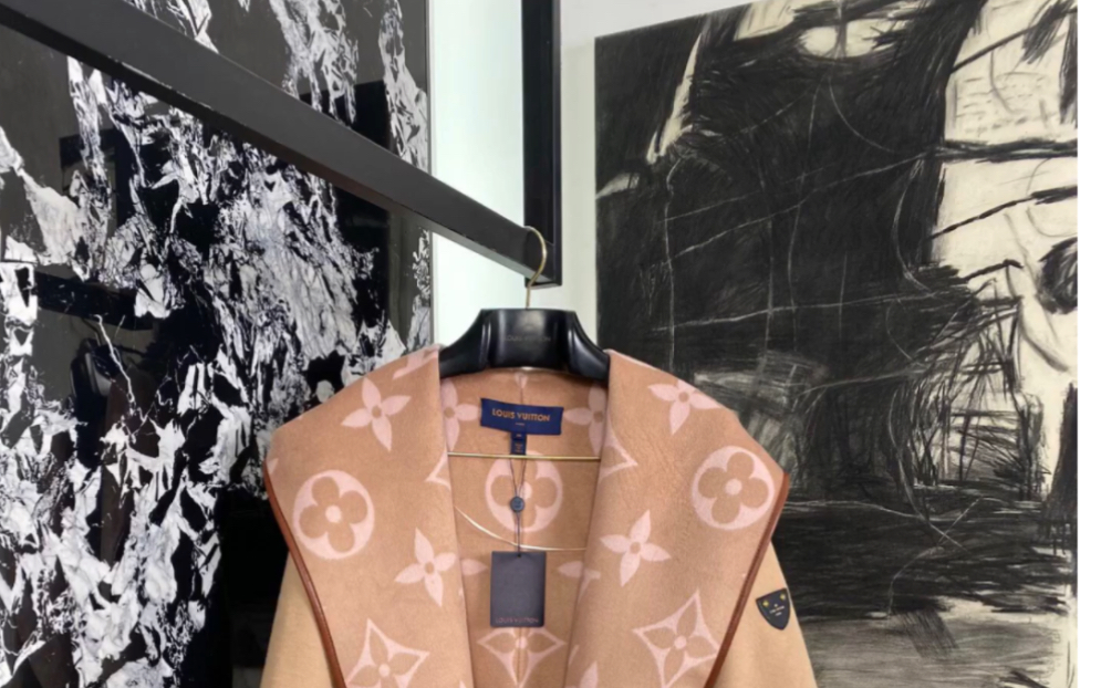 终于找到lv路易威登高仿经典黑色小花连帽羊毛大衣浴袍式外套