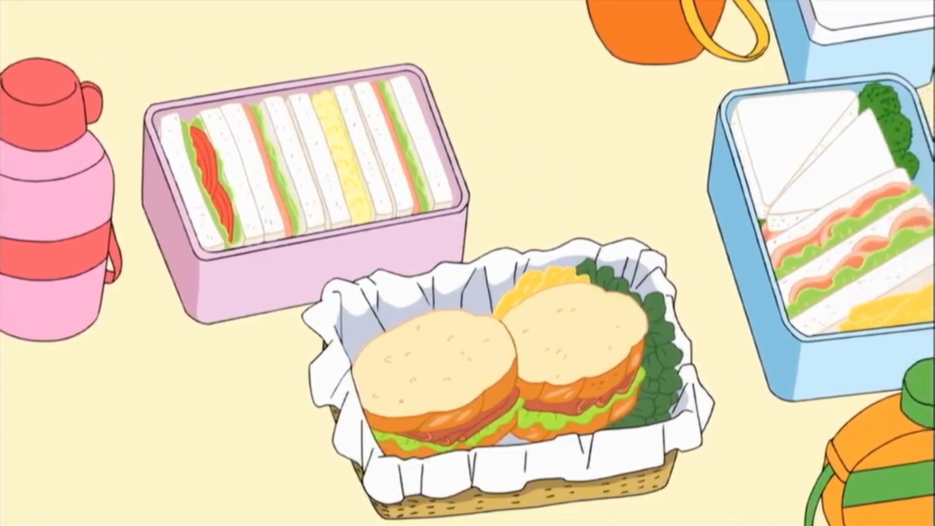 在草地上野餐吃培根生菜三明治,番茄生菜三明治,呼吸着