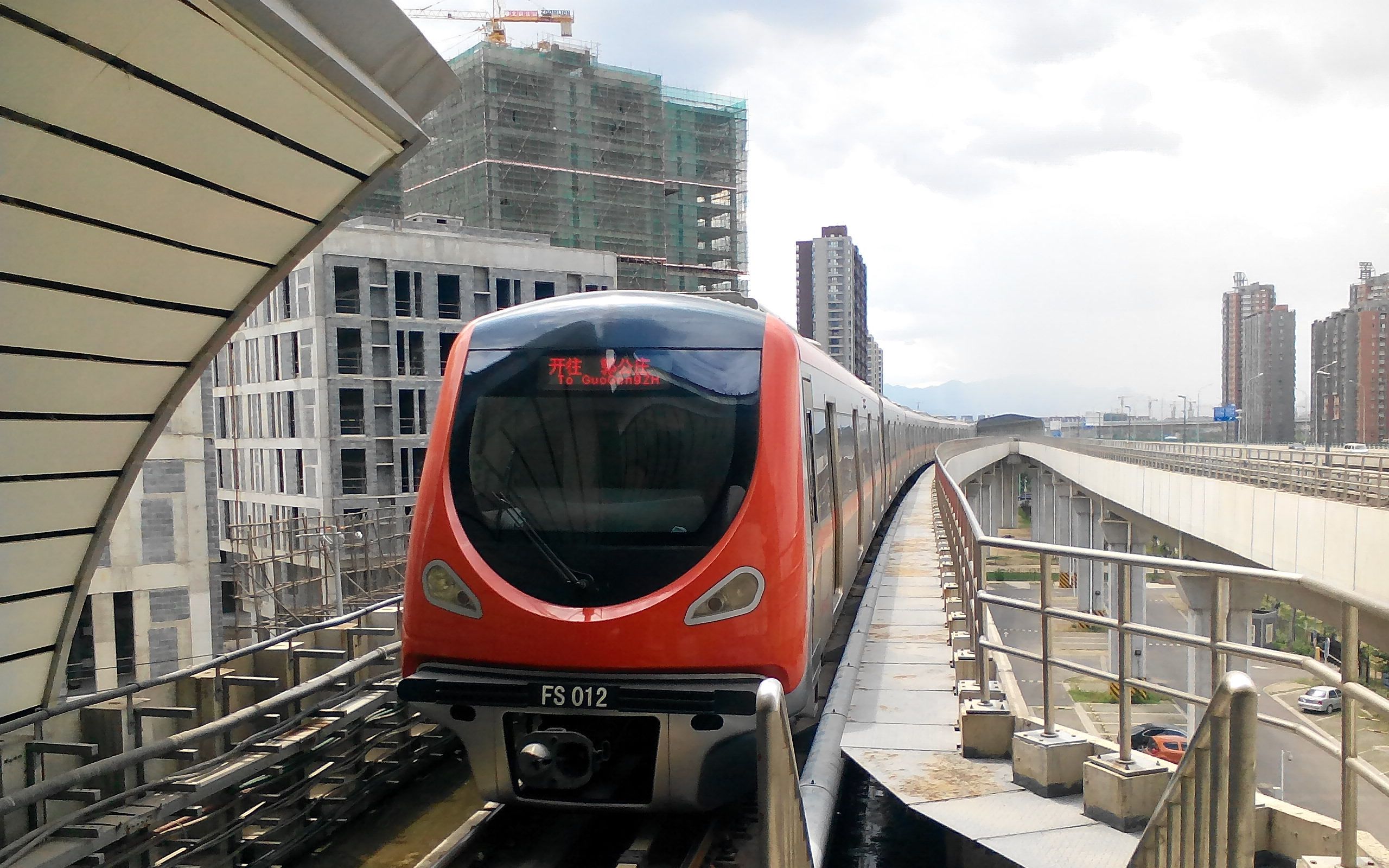 【北京地鐵】房山線蘇莊站始發列車雨中進站