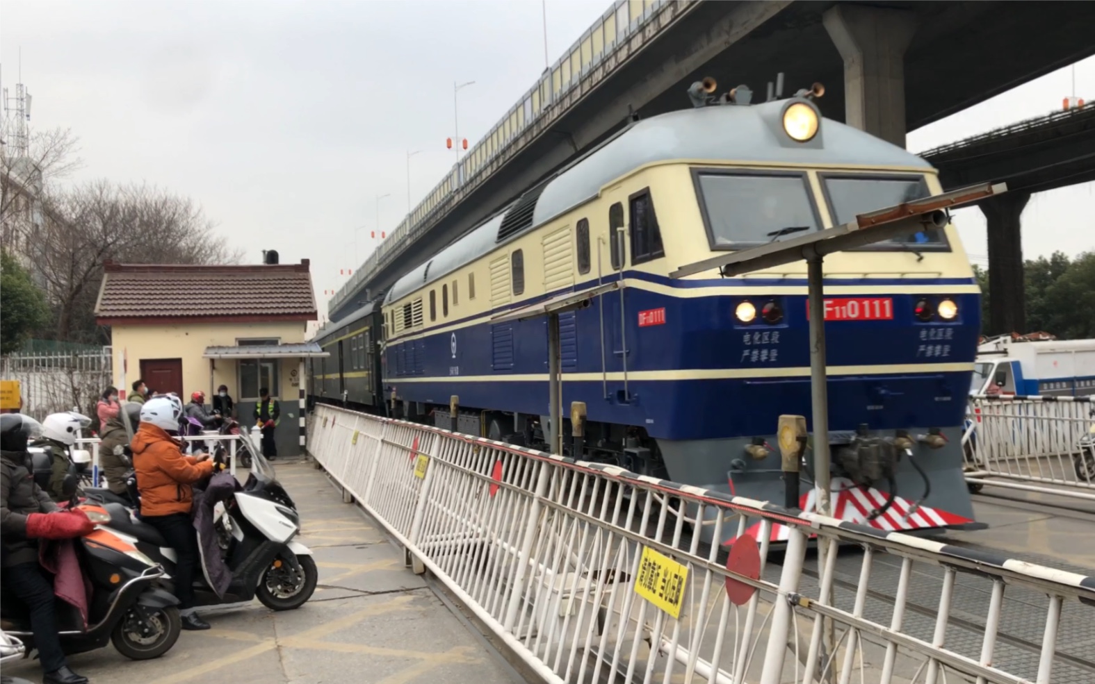 厂修后的df110111牵引k646福州北京通过