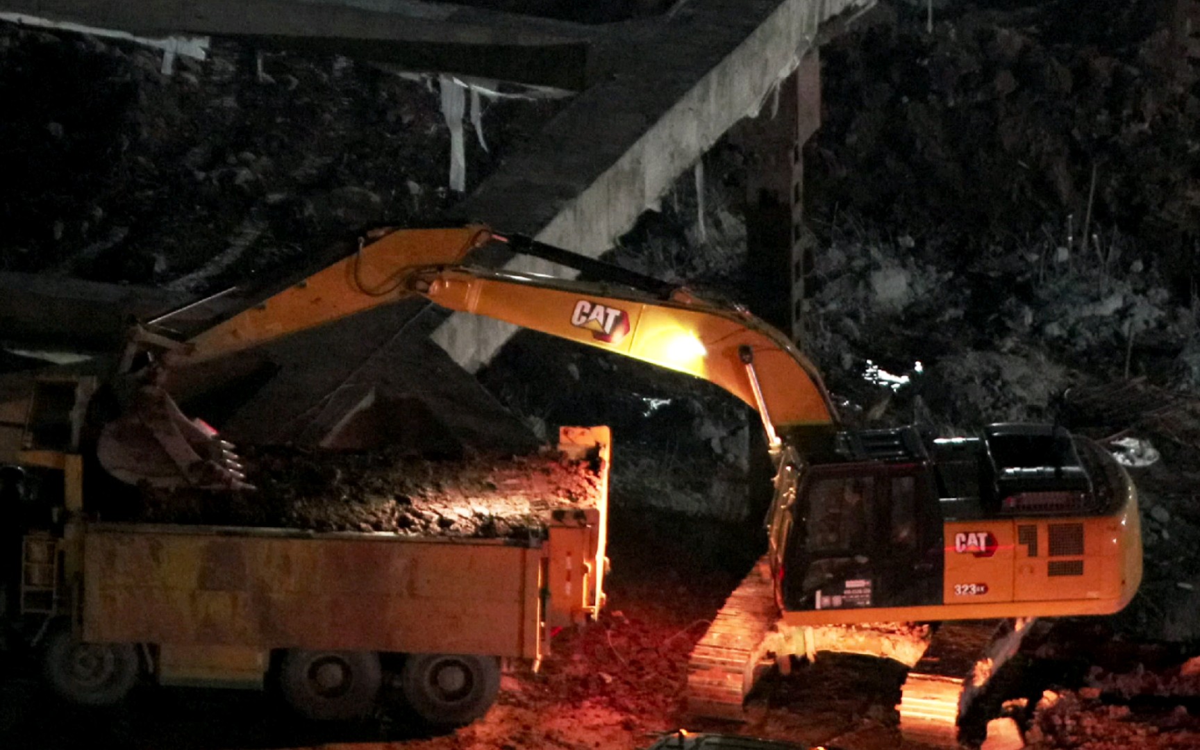 新款卡特323gx挖掘机夜间装自卸车外运渣土_哔哩哔哩_bilibili