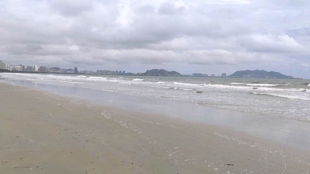 台风天三亚海滩