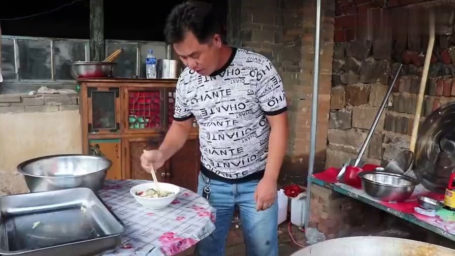 农村大锅哥用网友给的200块钱,做了锅素菜看看能够多少老人分?