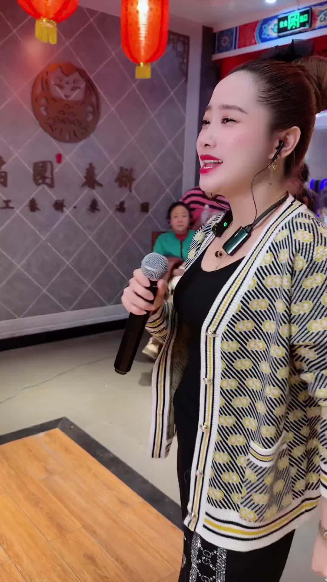 鞍山大晨辰 大晨辰 真人真唱 人美歌甜 招牌笑容