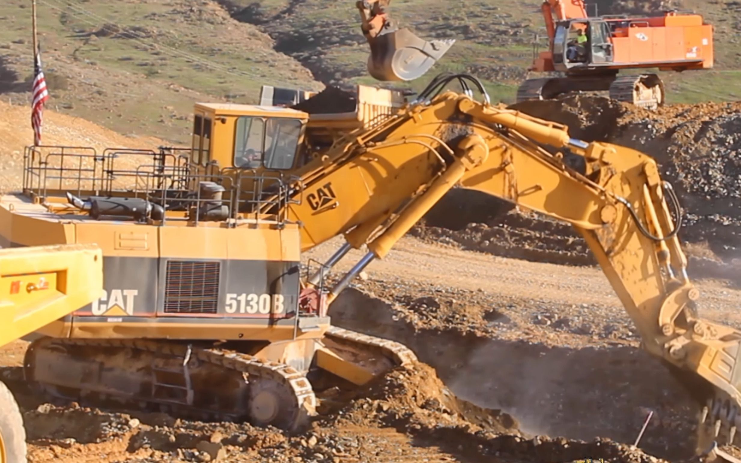 cat 5130b挖掘机施工装车