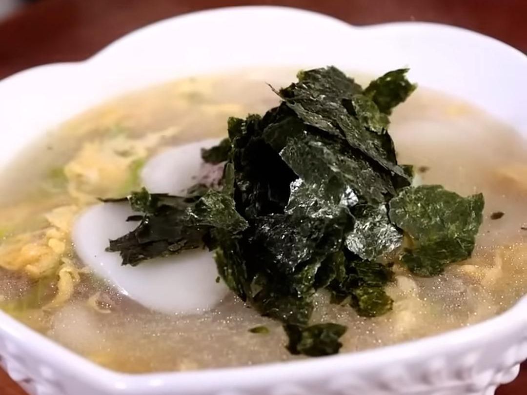 韩国牛肉年糕汤,上撒揉碎海苔,美味无穷