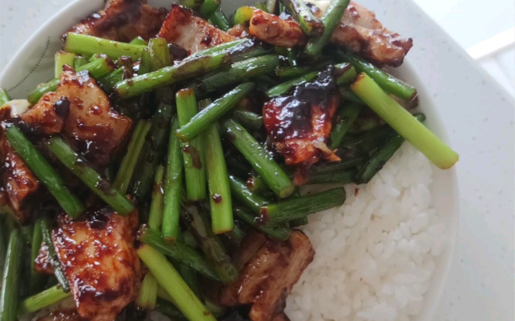 蒜苔炒肉盖饭