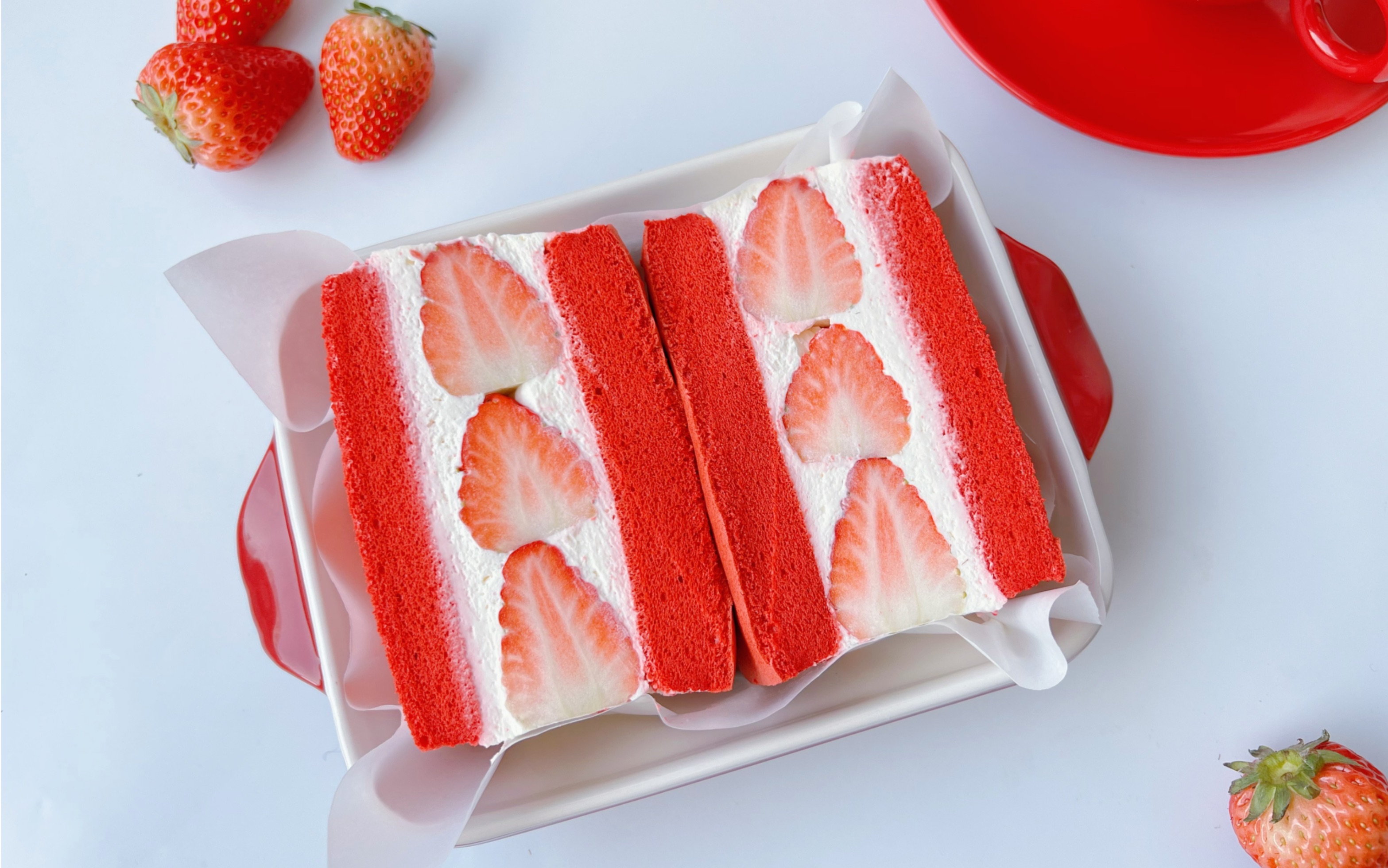 草莓红丝绒蛋糕三明治