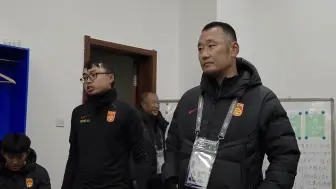 Скачать видео: 好教练！上村健一向国少队员表达歉意，由于自己的迟疑导致被韩国扳平！