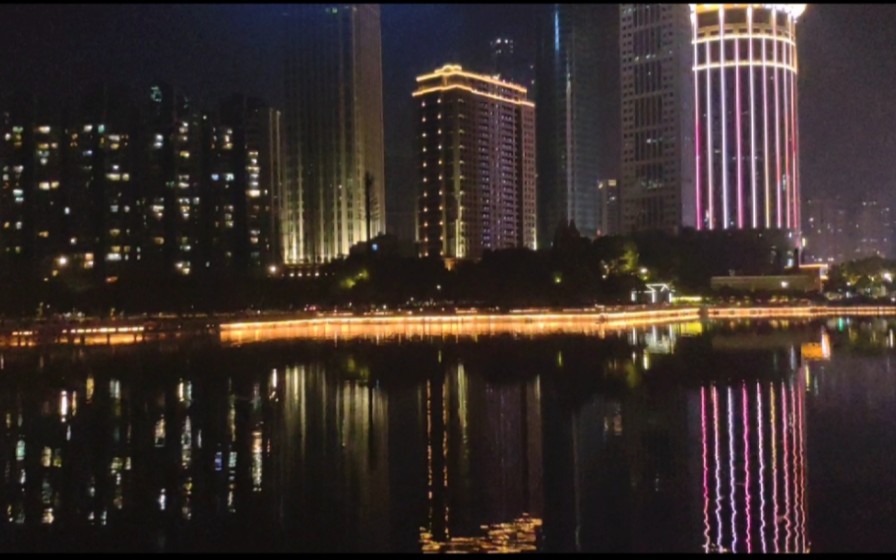 [图]打卡西北湖广场夜景，湖水清澈见底，就是鱼儿不够肥美啊~