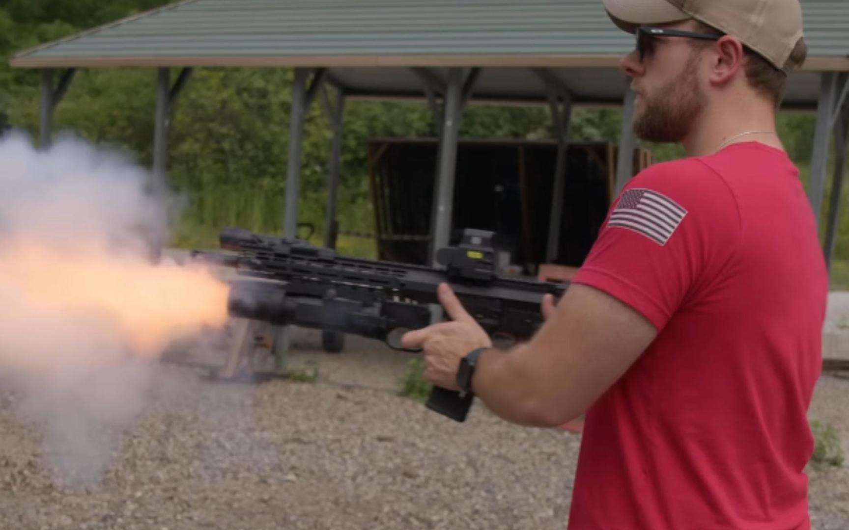 "榴弹发射器发射闪光弹"